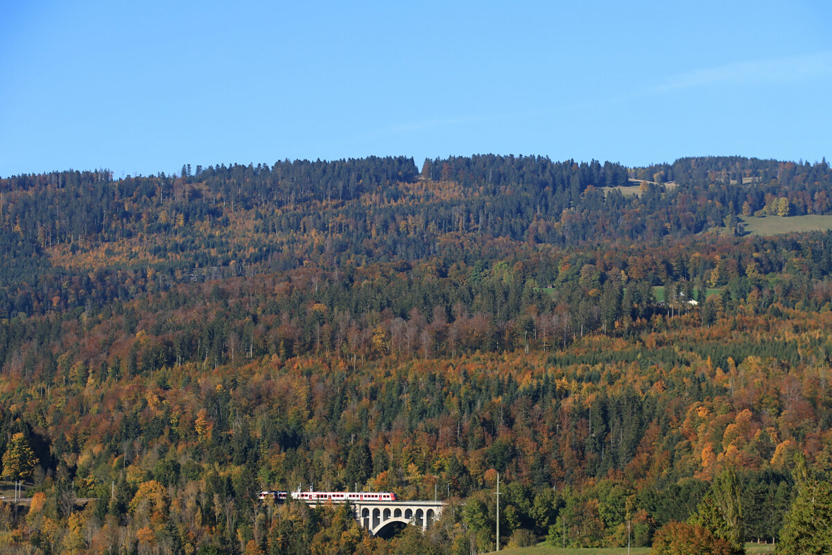 Die Strecke ins Vallée de Joux, bei Le Day: Der Travys Domino-Zug überquert auf der kurzen Weiterfahrt nach Vallorbe die Orbe auf dem Viaduc du Day. 19.Oktober 2021 