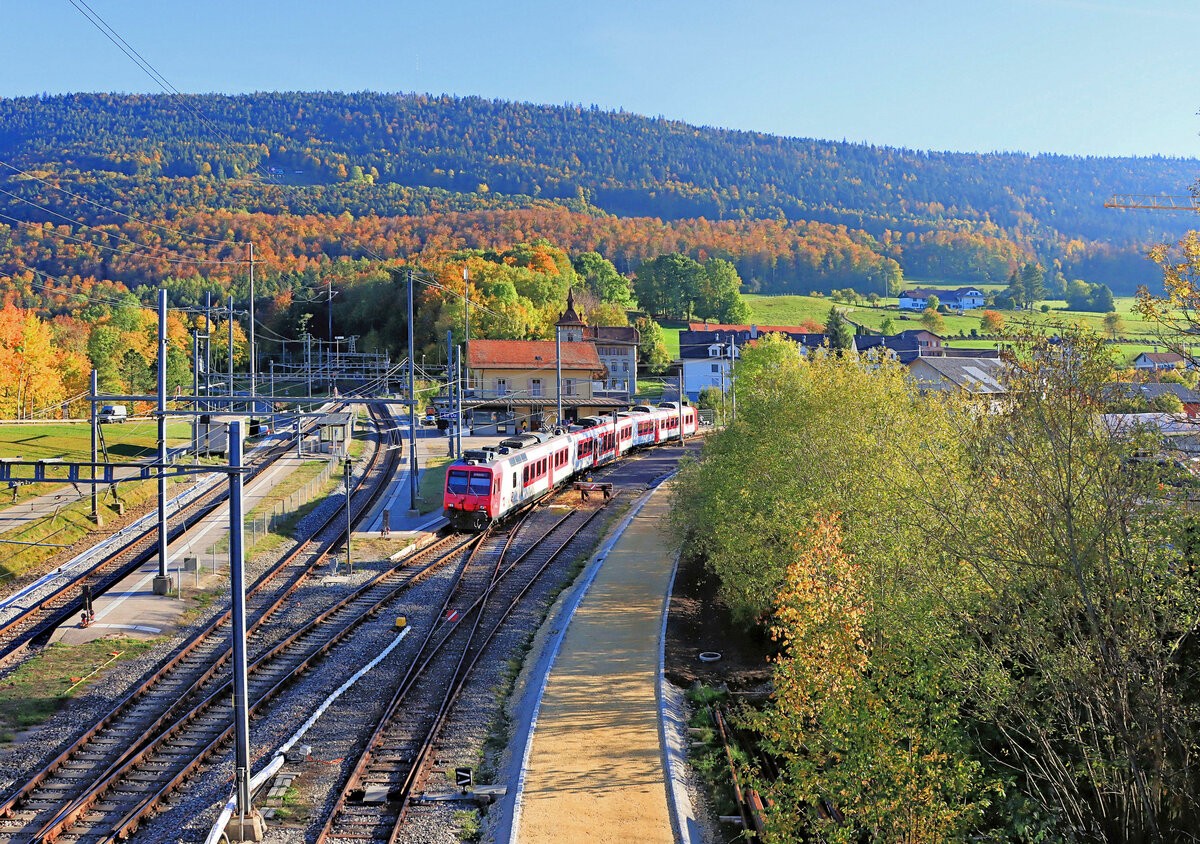 Die Strecke ins Vallée de Joux, die Anlage in Le Day: links die Strecke aus Lausanne. Rechts wartet Travys Domino-Zug 560 384. 19.Oktober 2021 
