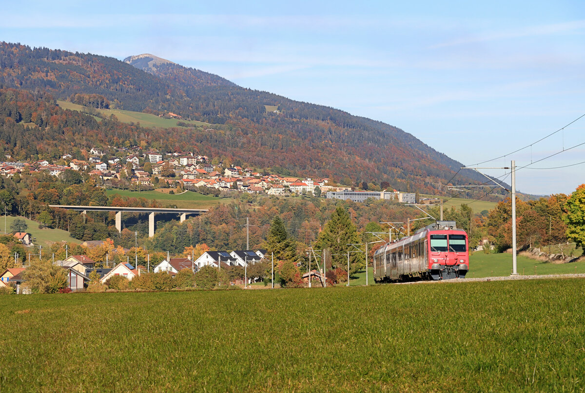 Die Strecke ins Vallée de Joux, oberhalb Le Day: Der Domino-Zug 560 384 hat Le Day fast erreicht. Mit Blick übers Tal der Orbe auf die andere Seite. 19.Oktober 2021