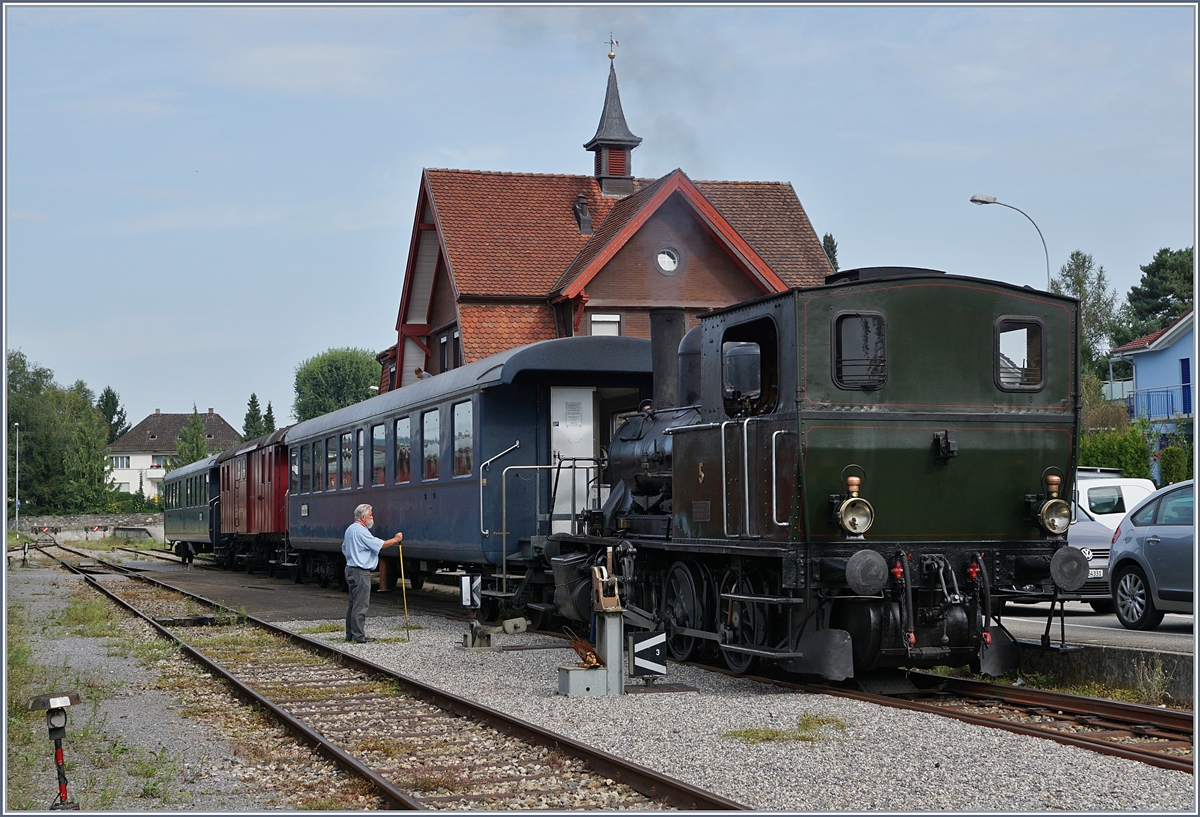 Die Sursee Triengen Bahn (ST) E 3/3 N° 5  Tigerli  wartet mit ihrem Dampfzug auf die letzten Vorbereitungen zur Fahr nach Sursee. 
27. August 2017