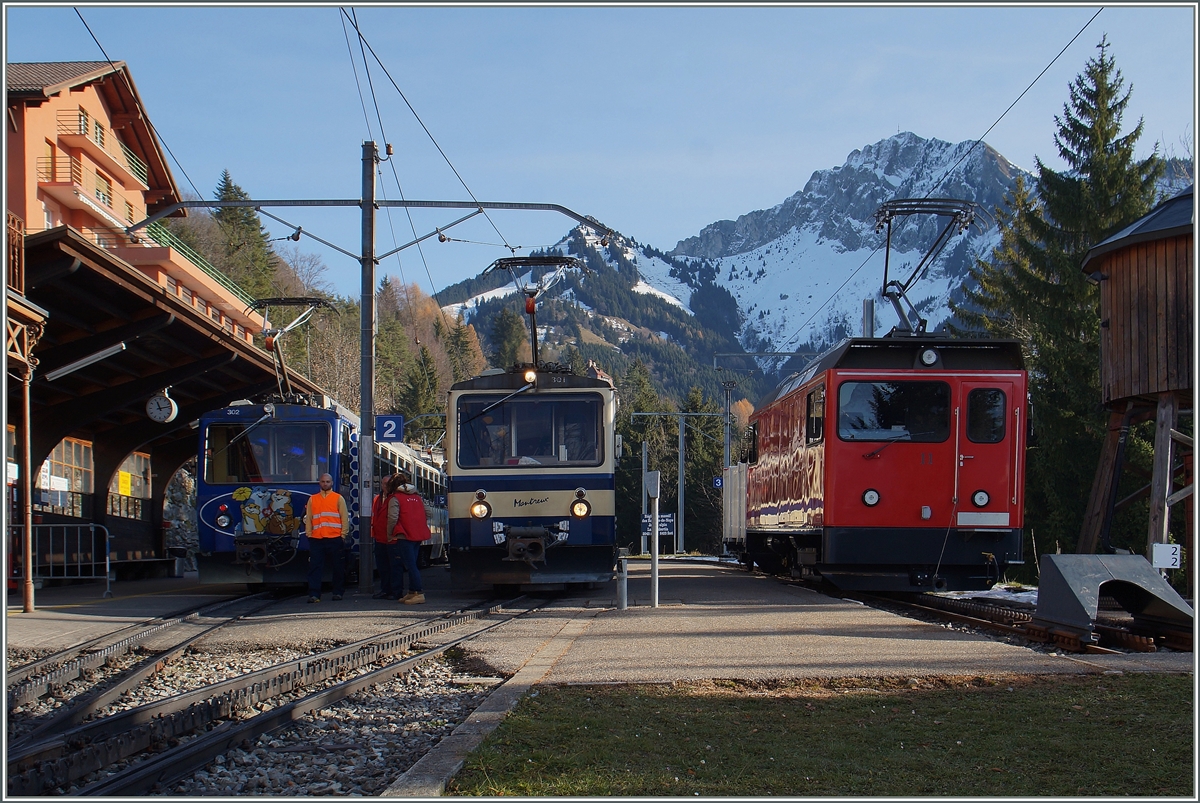 Die Tal- und Bergwrts fahrende Rochers de Naye Zge kreuzen sich in Caux, und auf Gleis 3 wartet die neue HGem 2/2 11 wartet auf neuen Aufgaben.
8. Dez. 2015