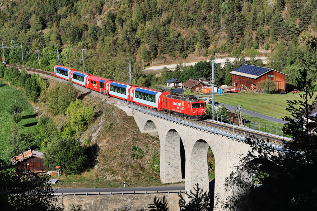 Die Talstufe von Grengiols MGB: HGe4/4 4 (ehemals Brig-Visp-Zermatt Bahn) nimmt mit dem Glacier Express die Zahnstange und den Aufstieg von Grengiols in Angriff. 21.September 2022 