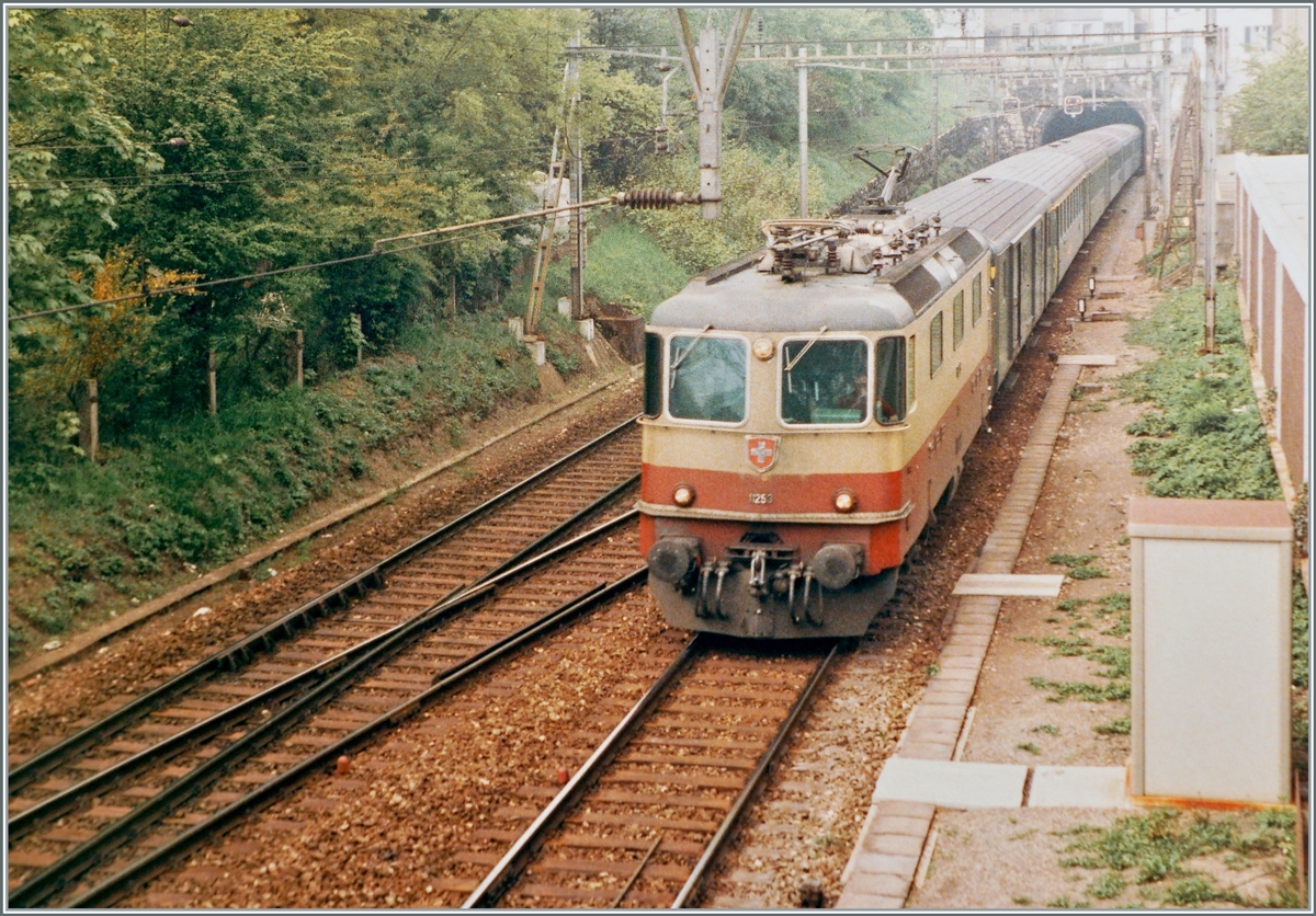 Die TEE farbene SBB Re 4/4 II 112523 erreicht mit ihrem (Jurasüdfuss) Schnellzug 515 Aarau. 

15. Mai 1984
 