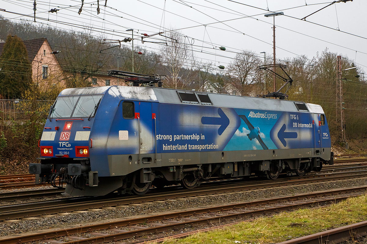 Die TFG Transfracht  AlbatrosExpress  152 135-0 (91 80 6152 135-0 D-DB) der DB Cargo AG (mit Gansreklame TFG & DB Intermodal) fährt am 15.01.2022  in Kreuztal vom Rbf in die Abstellgruppe. Zuvor konnte ich sehen dass sie einen sehr lagen Coilzug aus Richtung Hagen kommend dort abgeliefert hat.

Die Siemens ES 64 F wurde 2000 von Krauss-Maffei AG / Siemens in München unter der Fabriknummer 20262 gebaut.