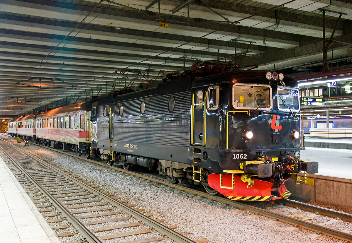 
Die TGAB Rc3 1062 (91 74 1031 062-2), TGAB steht fr Tgkeriet i Bergslagen AB, hat am 20.03.2019 mit einem Personenzug Stockholm Central erreicht.

Die Baureihe SJ Rc ist eine fr die schwedische Staatsbahnen Statens Jrnvgar (SJ) von ASEA zwischen 1967 und 1988 gebaute Elektrolokomotive. ASEA (Allmnna Svenska Elektriska Aktiebolaget) war ein schwedisches Elektrotechnikunternehmen, 1988 legte der Konzern sein Geschft mit der Schweizer BBC (Brown, Boveri & Cie) zur Asea Brown Boveri (ABB) mit Hauptsitz in Zrich zusammen.

Die Rc Lokomotiven waren die ersten thyristorgesteuerten Serien-E-Loks in Schweden. Mit 366 in verschiedenen Varianten (Rc1 bis Rc7, sowie Rm) hergestellten Exemplaren ist die Baureihe die in Schweden am meisten verbreitete Lokbaureihe. Der Vorgnger der Rc-Lokomotiven war eine umgebaute RB-Prototyplok. Vorteil der thyristorgesteuerten E-Loks ist der Einsatz von Gleichstrommotoren mit Stufenschalter und Diodengleichrichter, anstelle von Wechselstrommotoren. Ein Problem bei thyristorgesteuerten Rc-Lokomotiven besteht darin, dass sie starke Strungen im Fahrdrahtnetz verursachen.

Der Lokkasten ist eine geschweite, selbsttragende Konstruktion. Die Seitenwnde sind mit Sicken verstrkt, die durch vier runde Bullaugen und eine Tre unterbrochen werden, zur Dachkante hin sind die Lftergitter angebracht. Im Maschinenraum befinden sich mittig das Thyristor- und Transformatorgert – beiderseits von Baugruppenschrnken fr Antrieb und Elektronik umgeben. Als Antrieb wird ein ASEA-Antrieb, bei Rc1 bis 4 vom Typ LJH 108, verwendet. Der Kasten ruht auf einer geschweiten Stahlblechkonstruktion, die an den Fronten die Zug- und Stovorrichtung aufnimmt. Rahmen und Lokkasten ruhen auf einem Wiegebalken, der auf vier Schraubenfedern und auf je zwei zweiachsigen Drehgestellen liegt. Die Zugkraftbertragung erfolgt ber zwischen Drehgestellen und Wiegebalken befindliche, diagonal angeordnete, Streben auf den Brckenrahmen.
Grundstzlich knnen bis zu drei Rc-Loks (einschlielich der aus ihnen abgeleiteten Type Rm und El 16) ber eine Vielfachsteuerung miteinander verbunden und von einem Fhrerstand aus bedient werden.

Die Varianten der Rc-Reihe:
        Baujahr       Stck   Gewicht     V-max        Zugkraft
Rc1 1967–1968      20       80,0 t     135 km/h      275 kN
Rc2 1969–1975    100       76,8 t     135 km/h      275 kN
Rc3 1970–1971      10       76,8 t     160 km/h      235 kN
Rc4 1975–1982    130       78,0 t     135 km/h      290 kN
Rc5 1982–1986      60       78,0 t     135 km/h      290 kN
Rc6 1985–1988      40       78,0 t     160 km/h      250 kN
Rm      1977              6       90,0 t     100 km/h      314 kN

Die Loks Rc6 1421 und 1422 erhielten zudem eine genderte Getriebebersetzung fr Geschwindigkeiten bis 180 km/h und deshalb die Bezeichnung Rc7. Allerdings erwies es sich als zu kostspielig, die Reisezugwagen fr die erhhte Geschwindigkeit mit Magnetschienenbremsen und anderen Details auszursten. Daher wurden die Rc7 1421 (2004) und 1422 (2003) wieder zu Rc6 zurckgebaut, behielten jedoch ihren dunkelblauen Anstrich.


TECHNISCHE DATEN der Rc3:
Spurweite: 	1.435 mm (Normalspur)
Achsformel: Bo'Bo'
Lnge ber Kupplung: 15.520 mm
Drehzapfenabstand: 7.700 mm
Treibraddurchmesser: 	1.300 mm 
Gewicht: 76,8 t
Hchstgeschwindigkeit: 160 km/h
Leistung: 3.600 kW
Anfahrzugkraft: 235 kN
Stromsystem: 15 kV 16 2/3 Hz ~
