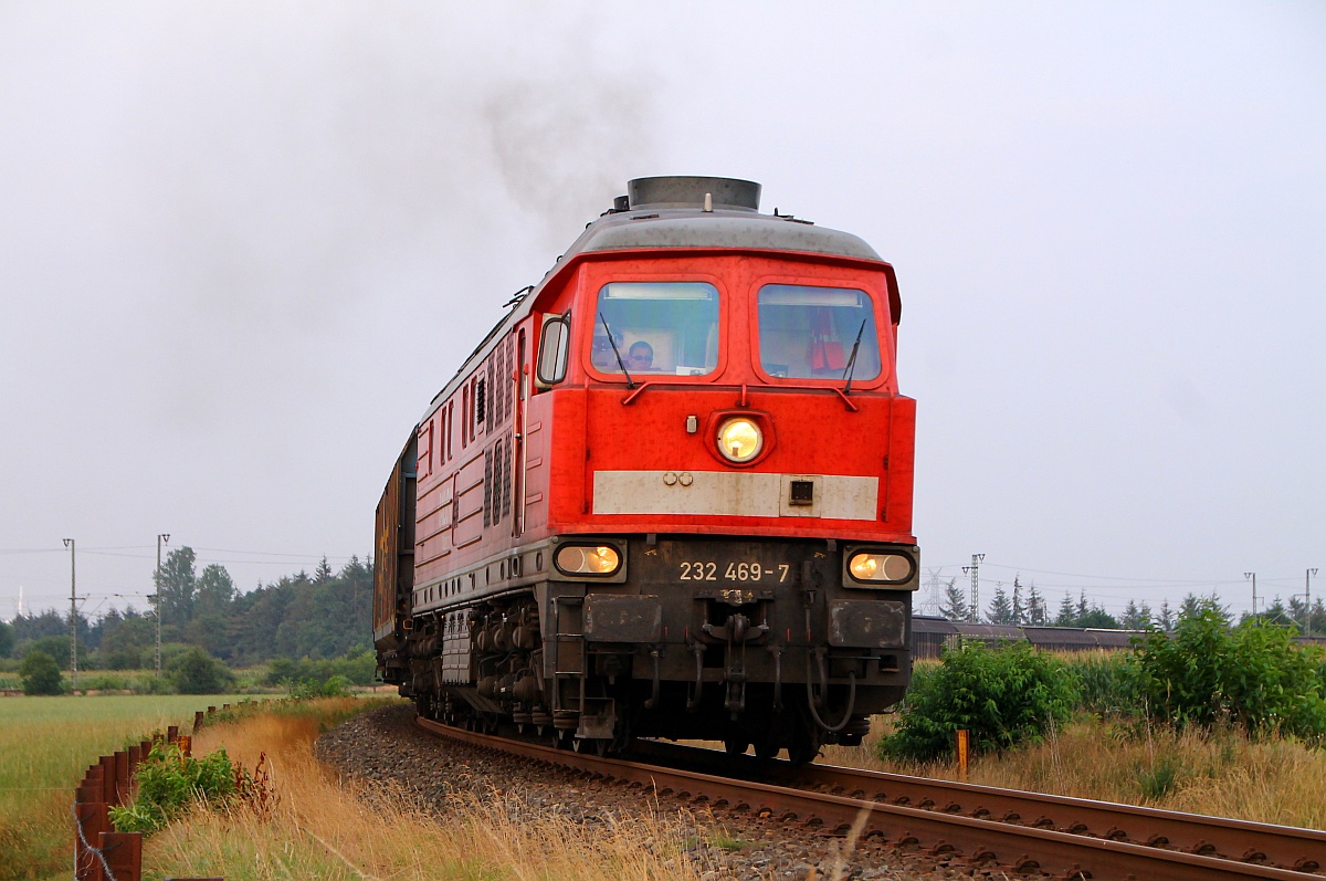 Die Tochter wollte auch mal...232 469-7 kam schön langsam aus Jübek auf die Strecke nach Husum gefahren und bot so ein recht ansehnliches Motiv. Jübek Bü Jyderupweg 31.07.2014