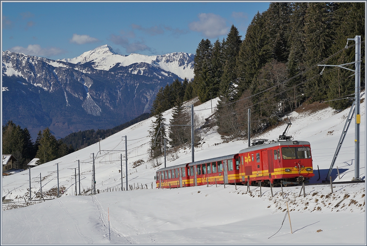 Die TPC BVB HGe 4/4 mit ihrem Regionalzug auf Talfahrt bei Col-de-Soud.
5. März 2019