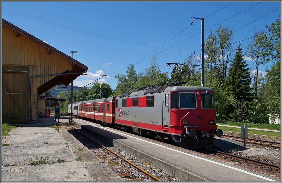 Die Travys Re 4/4 II 503 hat Le Pont erreicht und wartet mit ihrem Schülerzug auf die (Leer)-Rückfahrt, da am Mittwoch Nachmittag Schulfrei ist. 
3. Juni 2015