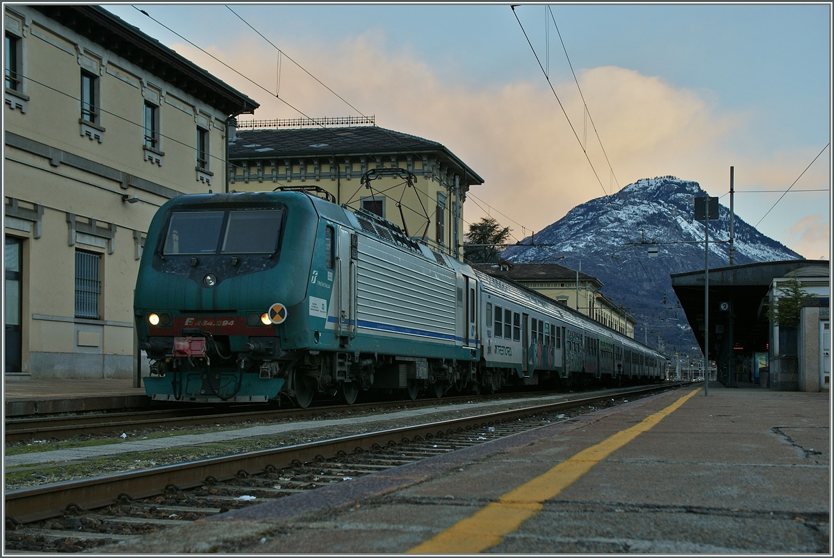 Die Trenitalia E 464 294 vor einem Trenord RE nach Milano in Domodossola.
24. Jan. 2014