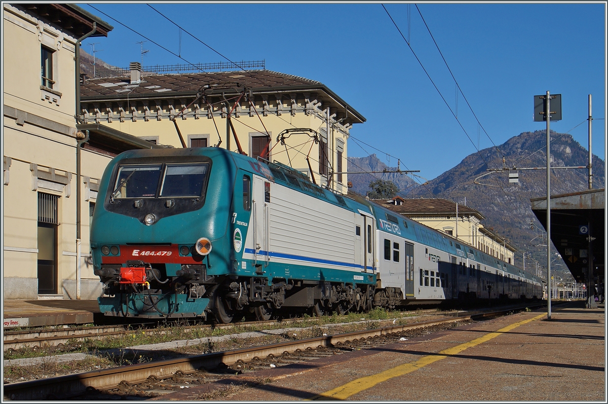 Die Trenitalia E 464 479 steht mit einem Trenord-Zug in Domodossoal. 
26. Okt. 2015