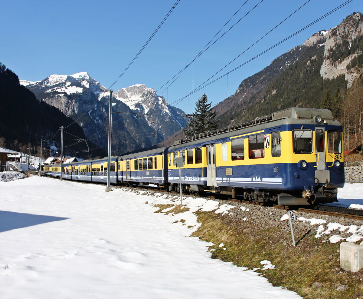 Die Triebwagen der Berner Oberland Bahn BOB ABeh4/4 I 304-310: Triebwagen 305 am Schluss eines Zuges und noch auf der Zahnstangenrampe in L�tschental. 10.M�rz 2015 