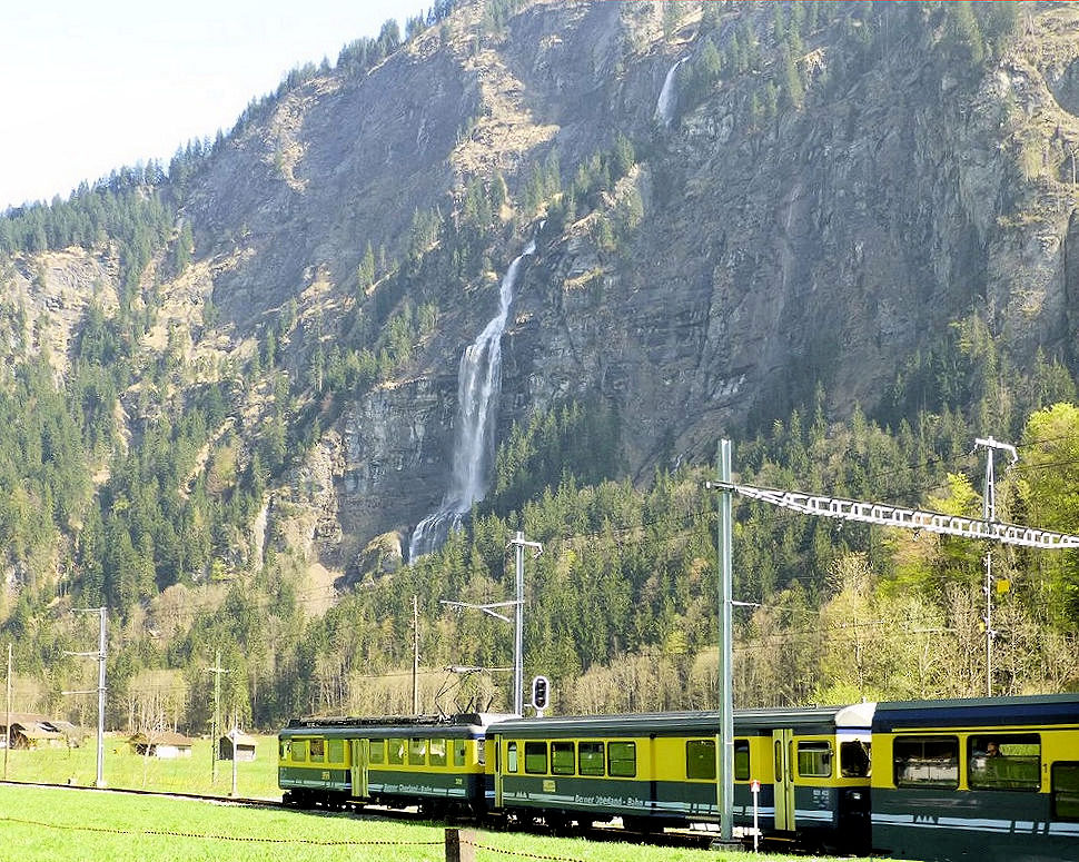 Die Triebwagen der Berner Oberland Bahn BOB ABeh4/4 I 304-310: Nach der Ablieferung der 3 ersten Steuerwagen 401-403 wurden diese eher selten als wirkliche Steuerwagen eingesetzt. Meistens ersetzten sie den Gep�ckwagen hinter dem Triebfahrzeug. In diesem Bild f�hrt Steuerwagen BDt 403 direkt hinter dem Triebwagen 308 in der klassischen Position des Gep�ckswagens. Burglauenen, 2.Mai 2013 