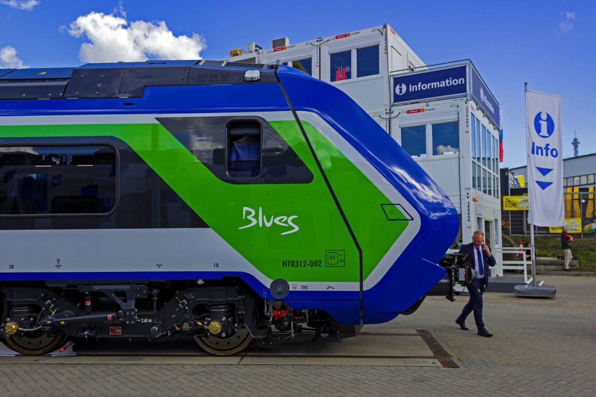 Die Triebwagen der Typen Rock und Blues von Hitachi besitzen als besonderes Designelement eine Frontpartie mit sehr hohem Wiedererkennungswert. Hier ist diese am HTR 312.002 im Profil zu sehen.