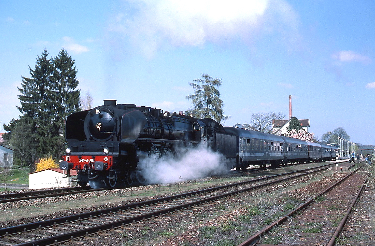 Die Überführung der SNCF 241-A-65 vom Ausbesserungswerk Meiningen zu ihrem neuen schweizer Besitzer wurde zu einigen Sonderfahrten genutzt. Hier ist die Lok im April 1999 bei der Ausfahrt aus Meckenbeuren zu sehen.