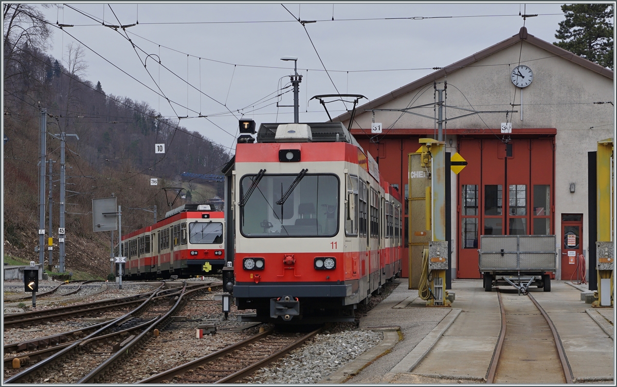 Die Uhr am Dépôt sollte eigentlich 5 vor 12 zeigen...
Wenige Tage vor der Baubedingten Betriebseinstellung (Umspurung) der Waldenburger Bahn steht der BDe 4/4 11 vor dem Dépôt, während im Hintergrund der BDe 4/4 12 mit einem Zug aus Liestal eintrifft.

21. März 2021