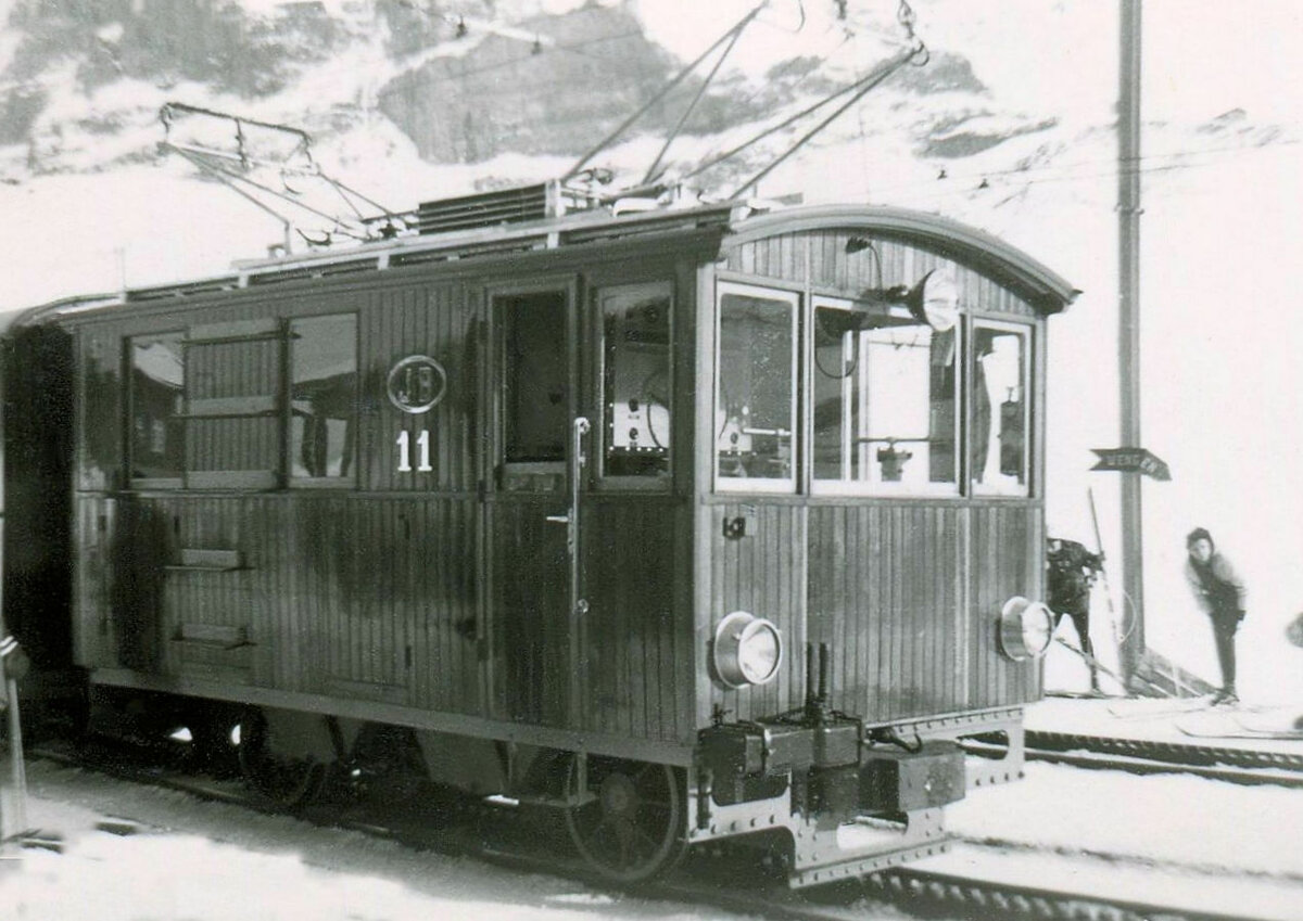Die ursprüngliche Lok 11 der Jungfraubahn mit dem Original-Wagenkasten. Kleine Scheidegg, im Winter 1961/62. 