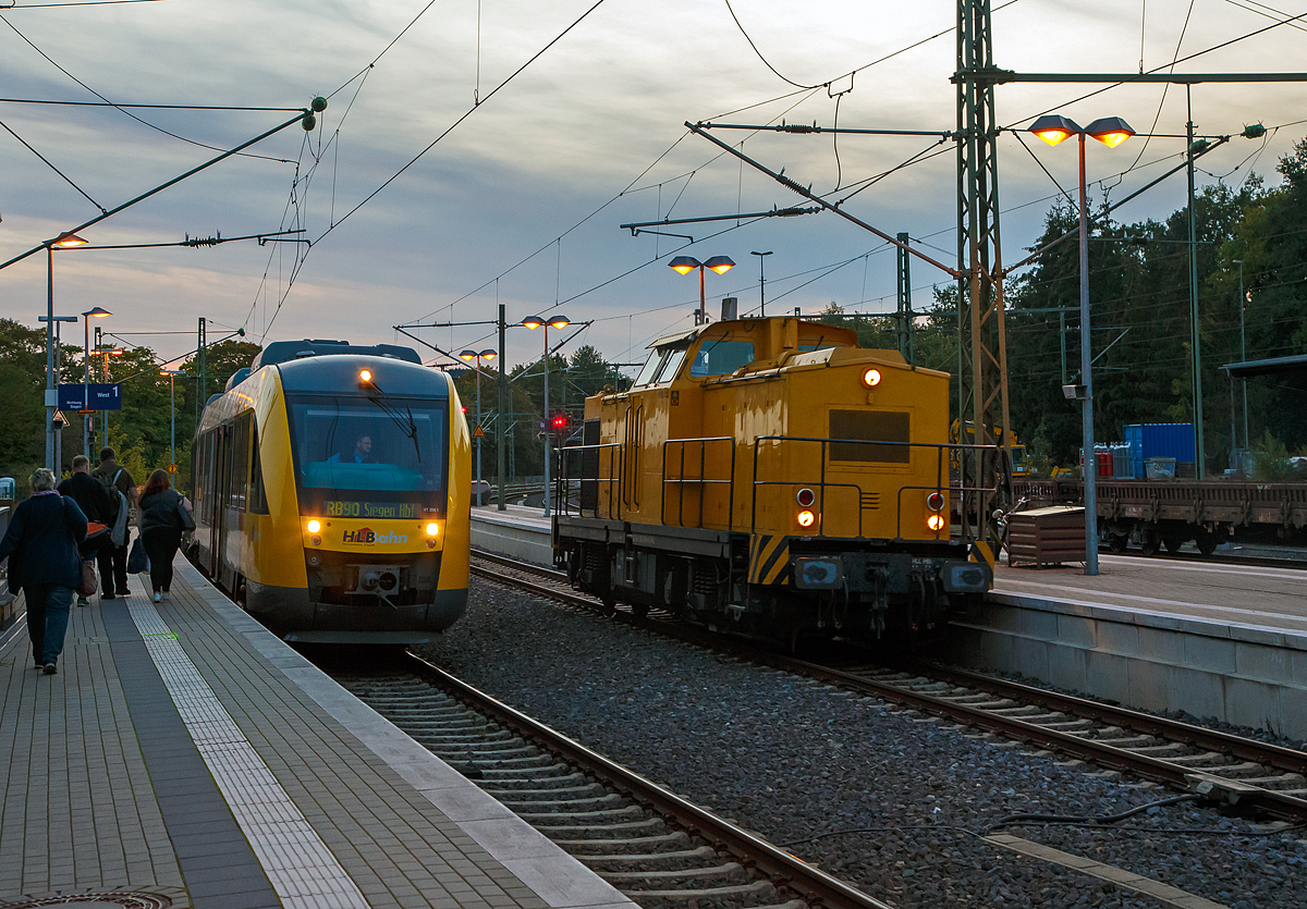 
Die V 180.08 (92 80 1203 005-4 D-SGL) der GSG Knape GmbH (eingestellt durch SGL - Schienen Güter Logistik GmbH, die wiederum zur Knape Gruppe gehört) fährt am Abend des 15.09.2018 als Lz durch den Bahnhof Au (Sieg).

Die V 100.1 wurde 1973 bei LEW (VEB Lokomotivbau Elektrotechnische Werke „Hans Beimler“, Hennigsdorf) unter der Fabriknummer 13887 gebaut und als 110 569-1 an die DR ausgeliefert. 

Weiterer Lebenslauf:
1983 Umbau in DR 112 569-9
1992 Umzeichnung in DR 202 569-0
1998 Ausmusterung als DB 202 569-0
1999 an SFZ - Schienenfahrzeugzentrum Stendal (und Umbau)
2002 an EBM Gummersbach als EBM 203 004-7
2004 an ALS - ALSTOM Lokomotiven Service GmbH, Stendal
2006 an A.V.G. 203 004-7  Uschi 
2009 wieder an ALS nun vergabe der NVR 92 80 1203 005-4 D-ALS
Seit 2010 an GSG Knape GmbH, Kirchheim als V 180.08

Links steht der VT 259 (95 80 0648 159-1 D-HEB / 95 80 0648 659-0 D-HEB) ein Alstom Coradia LINT 41 der HLB (Hessische Landesbahn), als RB 90 nach Siegen Hbf zur Abfahrt bereit. 