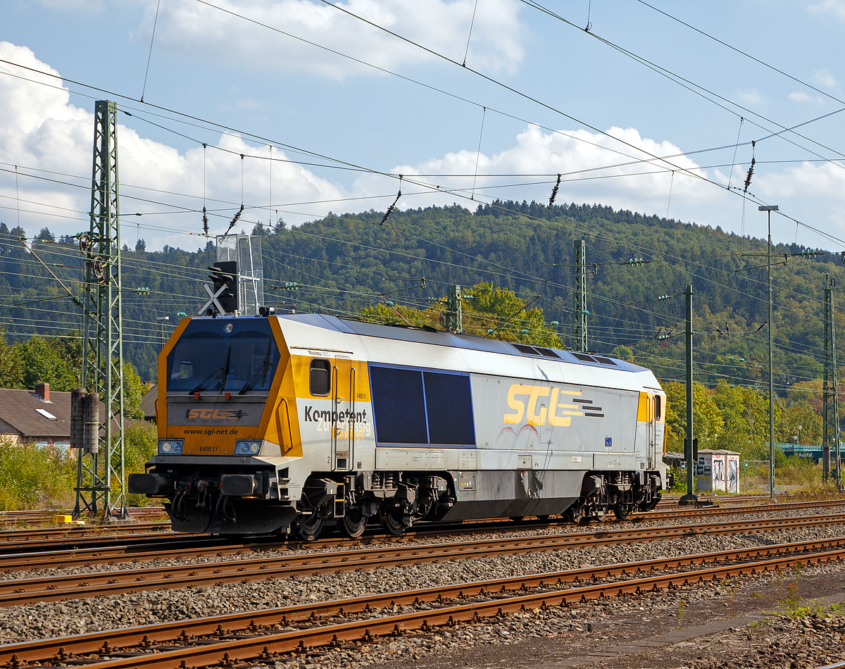 
Die V 400.11 (92 80 1263 002-8 D-SGL), eine Voith Maxima 30CC, der SGL Schienen-Güter-Logistik GmbH, fährt am 10.09.2016 als Lz (solo) durch Betzdorf/Sieg in Richtung Köln.

Die Voith Maxima 30 CC wurde 2009 von Voith in Kiel unter der Fabriknummer L06-30002 gebaut, die erste Zeit fuhr sie als Mietlok der Voith Turbo Lokomotivtechnik GmbH & Co. KG (92 80 1263 002-8 D-VTLT), bis sie 2011 an die SGL verkauft wurde.

Die Maxima-Familie war die erste Lokomotiventwicklung der Voith Turbo Lokomotivtechnik GmbH. Der erste Typ dieser Familie war die Maxima 40 CC, die erstmals auf der Innotrans 2006 in Berlin vorgestellt wurde. Zwei Jahre später folgte die Maxima 30 CC, die ihrer größeren Schwester weitgehend gleicht, jedoch einen Dieselmotor mit weniger Leistung besitzt.

Bei den beiden Typen handelt es sich um schwere sechsachsige Lokomotiven für den Güterzugdienst. Für den Antrieb kommen mittelschnell laufende Dieselmotoren von ABC zum Einsatz. Die Leistungsübertragung erfolgt über das neu entwickelte Voith-Getriebe des Typs LS 640 breU2, das unter dem Produktnamen Turbo Split vermarktet wird. Dieses Getriebe besitzt je zwei Wandler mit nachgeschalteter Wendestufe für die beiden Drehgestelle. Dabei handelt es sich im Prinzip um zwei Getriebe in einem Gehäuse, die von einer gemeinsamen Antriebswelle aus angetrieben werden, jedoch über zwei voneinander entkoppelte Abtriebe die beiden Drehgestelle der Lokomotive antreiben.

Entsprechend ihrer Verwendung als schwere Streckenlokomotive können die Maxima in verschiedenen europäischen Ländern zugelassen werden. Unter den ersten Lokomotiven befinden außer für Deutschland auch Varianten für die Niederlande, Belgien, Tschechien und Polen. Dabei sind Lokvarianten mit Ausrüstungen für bis zu vier unterschiedliche Länder lieferbar.

Technische Daten:
Spurweite: 1.435 mm
Achsfolge: C'C'
Länge über Puffer: 23.200 mm 
Drehgestellmittenabstand: 11.430 mm
größte Breite: 2.900 mm
Raddurchmesser (neu): 1.150 mm
kleinster bef. Gleisbogen: 80 m 
Dienstgewicht: 126 t
Kraftstoffvorrat: 10.000 l  
Höchstgeschwindigkeit: 120 km/h

Motorhauptdaten:
Motorbauart: Mittelschnellläufer V12-Zylinder-4 Takt-Dieselmotor  mit Turbolader und Ladeluftkühlung
Motorhersteller: ABC (Anglo Belgian Corporation)
Motortyp:   12 DZC-1000-176 
Nennleistung:  2.750 kW (3.739 PS)
Drehzahl :  1.000  U/min   
Bohrung/Hub: 256/310 mm
Hubraum: 191,5 l
Abgas-Emission :   EU Nonroad Richtlinie 97/68 EG, Stufe IIIA 
Länge: 5.290 mm
Breite: 1.850 mm
Höhe: 2.840 mm
Gewicht (trocken): ca. 18.000 kg

Getriebe und Leistungsübertragung:
Hydrodynamisches-Voith-Getriebe vom Typ LS 640 reU2  Turbosplit 
Anfahrzugkraft: 432kN
dynamische Dauerbremsleistung: 2.500 kW