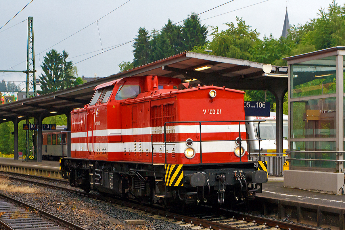 
Die V100.01 (203 213-4) der HGB - Hessische Güterbahn GmbH in Buseck, ex DB 202 573-2, ex DR 112 573-1, ex DR 110 573-3 durchfährt den Bf. Betzdorf/Sieg, Sie kommt über die Hellertalbahn (KBS 462) und fährt gleich über die Siegstrecke (KBS 460) in Richtung Köln weiter.


Die V 100.1 wurde 1973 bei LEW (VEB Lokomotivbau Elektrotechnische Werke  Hans Beimler , Hennigsdorf) unter der Fabriknummer 13892 gebaut und als 110 573-3 an die DR ausgeliefert. 
1983 erfolgte der Umbau und Umzeichnung in DR 112 573-1, die Umzeichnung in DR 202 573-2erfolgte 1992 und ab 01.01.94 dann DB 202 573-2, die Ausmusterung bei der DB erfolgte 2001 und ging dann an SFZ - Schienenfahrzeugzentrum Stendal (heute ALS - ALSTOM Lokomotiven Service GmbH, Stendal) 202 573-2, hier erfolgte der bis 2004 der Umbau und Umzeichung in 203 211-8. Im Jahr 2005 wurde sie an die HGB verkauft, 2007 bekam sie die NVR-Nummer  92 80 1203 213-4 D-HGB und die EBA-Nummer EBA 01C23K 213, die HGB bezeichnet sie intern als V100.01.


Technische Daten:
Spurweite: 1.435 mm (Normalspur)
Achsanordnung: B'B'
Leistungsübertragung: dieselhydraulisch
Höchstgeschwindigkeit: 100 km/h
Kleinste Dauerfahrgeschwindigkeit: 18 km/h
Motorleitung: 1082 kW (1.500PS)
Länge über Puffer: 14.240 mm
Höhe über SO: 4.255 mm
Radsatzabstand im Drehgestell: 2.300 mm
Drehzapfenabstand: 7.000 mm
Kleinster befahrbarer Gleisbogenradius: 100 m