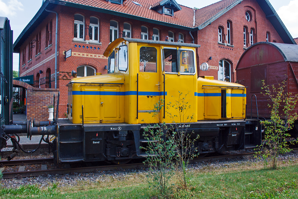 
Die V19 der Hespertalbahn e. V., ex 51 der Mannesmann Hüttenwerke AG in Duisburg-Huckingen, eine O&K MV9, am 18.07.2015 abgestellt vor dem alten Bahnhof in Essen-Kupferdreh.

Die Lok wurde 1956 von Orenstein & Koppel in Dortmund unter der Fabriknummer  25710 und an die Mannesmann Hüttenwerke AG in Duisburg-Huckingen (als Lok 51, später Lok 21) geliefert. Dort fuhr sie bis 1979. Von 1986 bis 2003 war sie bei Zanders Feinpapier GmbH in Bergisch Gladbach. Dann kam sie zur WLH - Westfälische Lokomotiv-Fabrik Hattingen Karl Reuschling als Nr. 19 bis sie 2010 zur´Hespertalbahn kam.

Die 2. Dortmunder Nachkriegs-Generation, zu der auch die MV 9 gehört, zeigt sich wesentlich einheitlicher in der Konstruktion. Sie umfasste ausschließlich kettengetriebene zweiachsige Fahrzeuge mittlerer Leistungsklassen. Neben der Kraftübertragung entsprach auch der geschweißte Rahmen mit blattgefederten Achslagern weitgehend den damalig aktuellen Konstruktionsprinzipien des (Einheits-)Kleinlok-Baus.

Die Typenbezeichnung setzt sich wie bisher zusammen aus der Antriebsart (M - Motorlokomotive), der Kraftübertragung (V - Kettenantrieb) und 1/20 der Leistung. Danach folgten kleine Kennbuchstaben, um Varianten zu kennzeichnen.

Technische Daten:
Gebaute Anzahl:  22
Spurweite: 	1435 mm (Normalspur)
Achsformel:  B
Lokgewicht: 28 t
Länge über Puffer: 7.300 mm
Fester Radstand: 2.500 mm
Breite: 3.000 mm
Höhe: 3.600 mm
Höchstgeschwindigkeit:  30 km/h
Dieselmotor : wassergekühlter 8 Zyl. V-Motor
Leistung:  200 PS bei 1600 U/min
