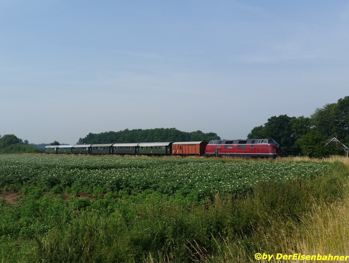 Die V200 033 auf dem weg nach Wilhelmshaven  (Höhe Badbergen) am 04.07.2015