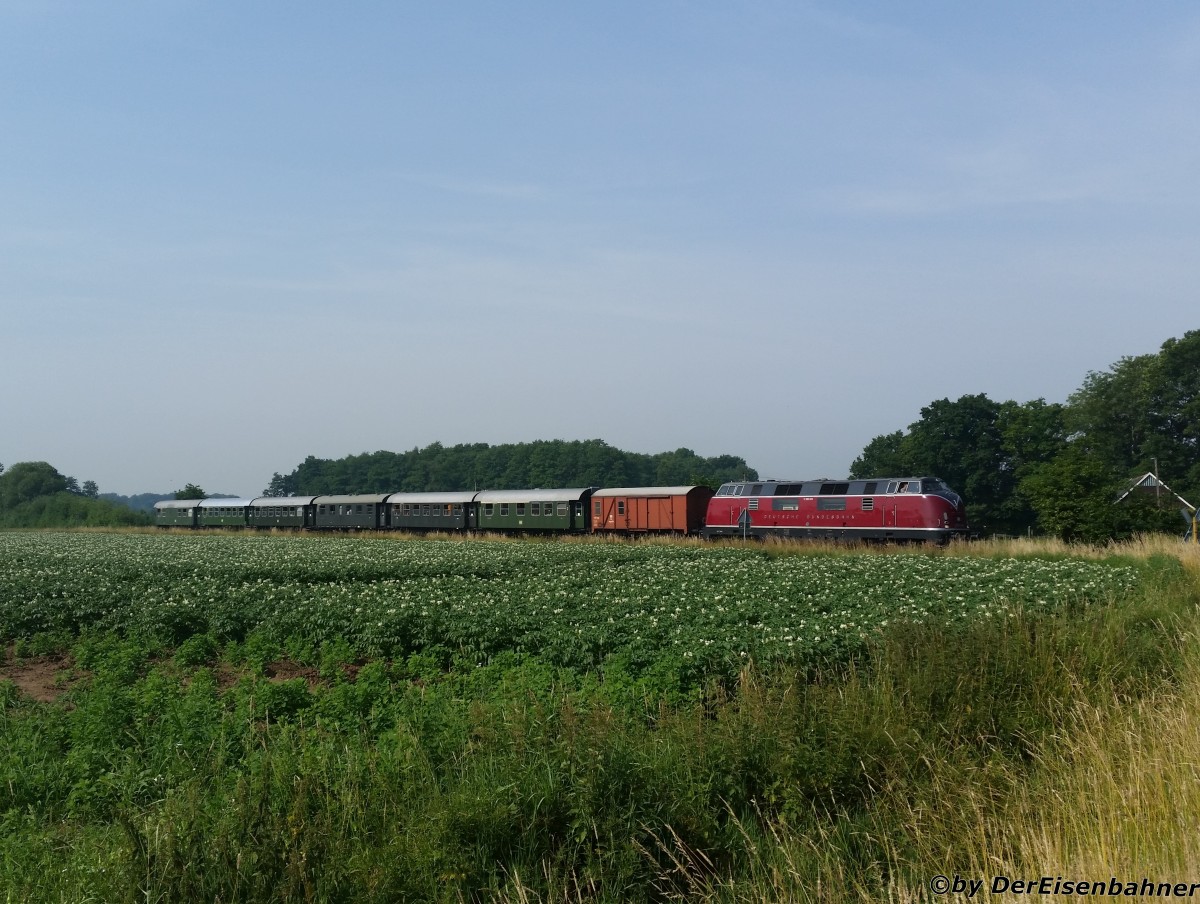 Die V200 033 auf dem weg nach Wilhelmshaven (H�he Badbergen) am 04.07.2015