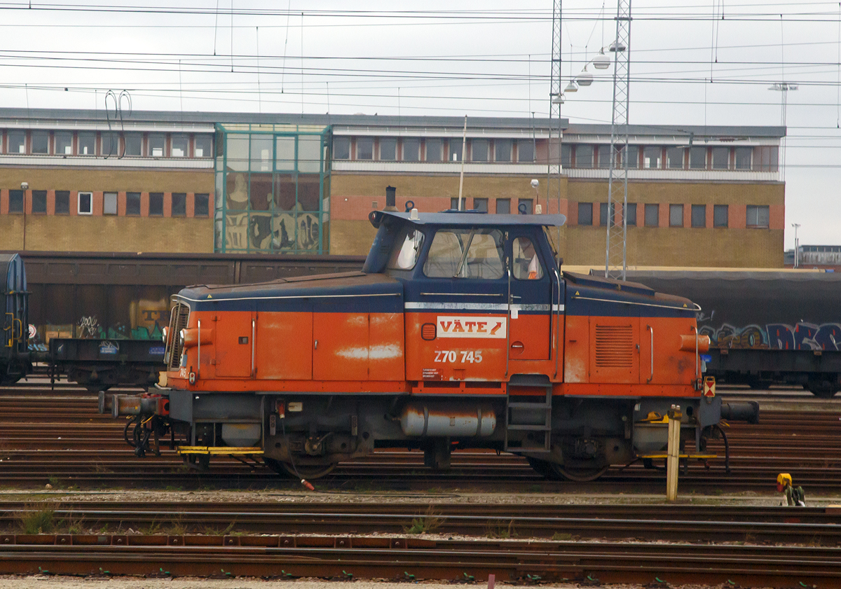 Die Väte Z70 745, ex GC Z70 745, ex SJ Z65 589, stand am 22.03.2019 im Rangierbahnhof Malmö und wartet auf ihren nächsten Einsatz. (Fotografiert aus dem Zug).

Die Lok wurde 1967 als Z65 589 von Kalmar Verkstad AB unter der Fabriknummer 344 gebaut und an die SJ (Statens Järnvägar, der ehemaligen schwedischen Staatsbahnen) geliefert. In den frühen 1990er Jahren beschlossen die SJ, eine Reihe Z65 zu modernisieren. So wurde 1992 die Z65 589 von Kalmar Verkstad AB zur Z70 745  modernisiert.

Die Baureihe Z70 sind eine Serie von schwedischen dieselhydraulischen Kleindiesellokomotiven, die aus modernisierten Lokomotiven der Baureihe Z65 hervorgingen. Die Lokomotiven wurden mit neuen Scania DSI-1447 Motoren (für die bislang vorhandenen Rolls-Royce-Motoren) und Fernsteuerung ausgerüstet. Um den größeren Motor unterzubringen, musste das Lokgehäuse erhöht werden. Daran können die umgebauten Lokomotiven sicher erkannt werden, zudem erhielten sie neue Seriennummern.

TECHNISCHE DATEN:
Anzahl: 50 (Umbau aus Z65)
Spurweite:  1.435 mm (Normalspur)
Achsformel: B
Länge über Kupplung: 9.360 mm
Dienstgewicht: 34 t
Höchstgeschwindigkeit: 70 km/h
Leistung: 333 kW (446 PS)
Anfahrzugkraft: 102 kN
Treibraddurchmesser:  985 mm
Motorentyp: Scania DSI-1447
Leistungsübertragung: Hydraulisch