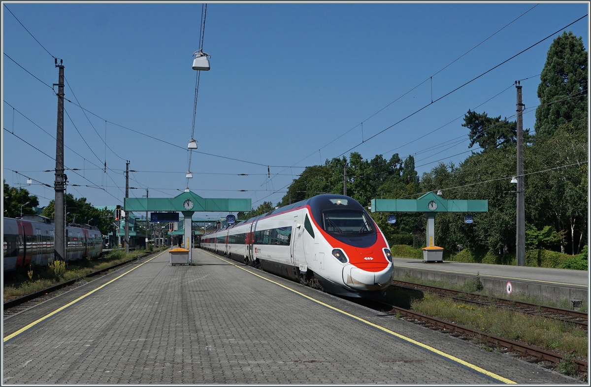 Die Verbindung von Zürich nach München führt ja bekanntlich am Bodensee ein kurzen Stück durch Österreich und kann der nun auf dieser Verbindung eingesetzte Pinocchio neben den seit längerem befahrenen Ländern nun auch in Österreich fotografiert werden. Ein SBB ETR 610 als EC Zürich - München beim Halt in Bregenz. 

14. August 2021