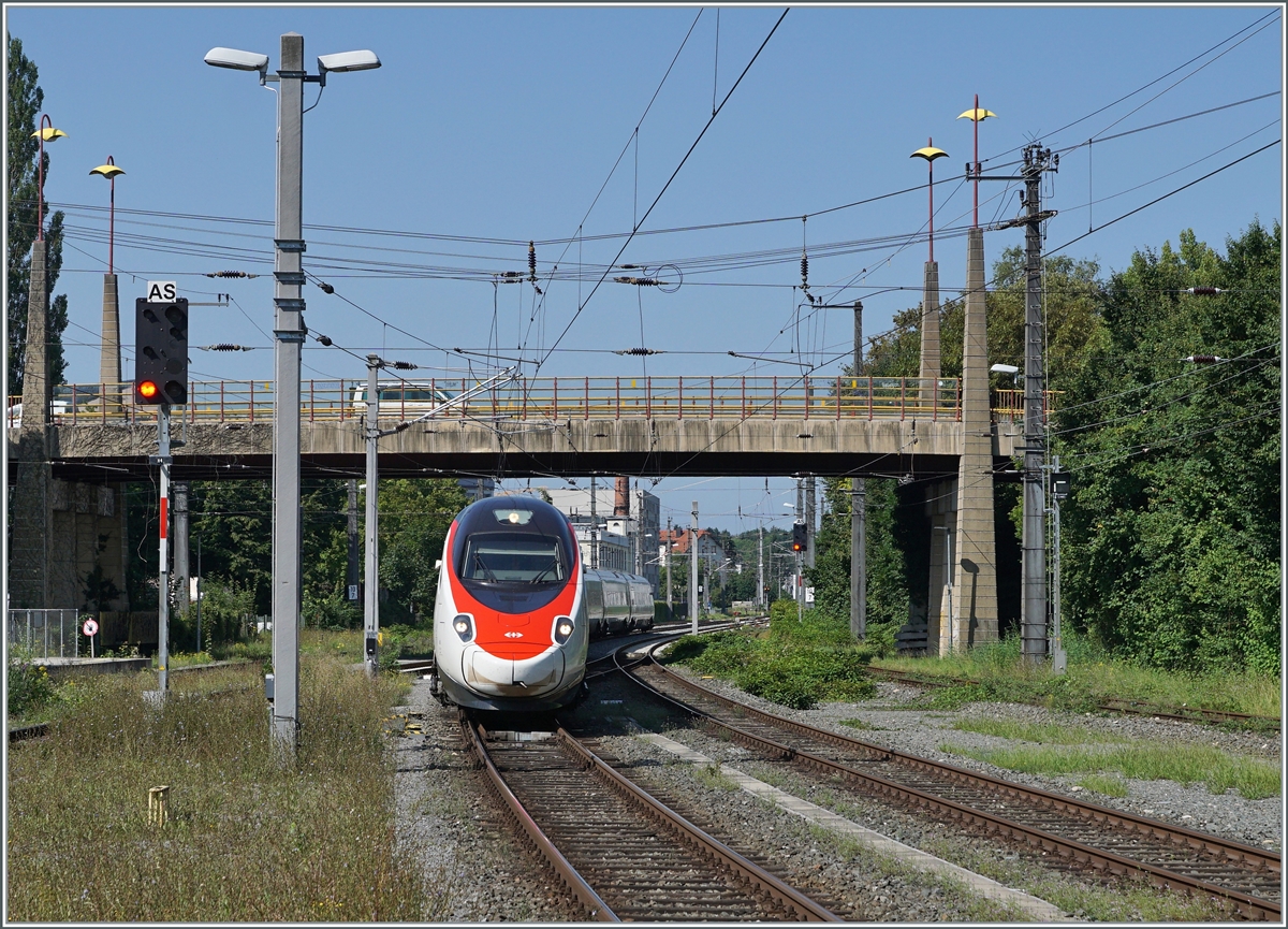 Die Verbindung von Zürich nach München führt ja bekanntlich am Bodensee ein kurzen Stück durch Österreich und kann der nun auf dieser Verbindung eingesetzte Pinocchio neben den seit längerem befahrenen Ländern nun auch in Österreich fotografiert werden.

Ein SBB ETR 610 erreicht als EC Zürich - München den Bahnhof von Bregenz. 

14. August 2021