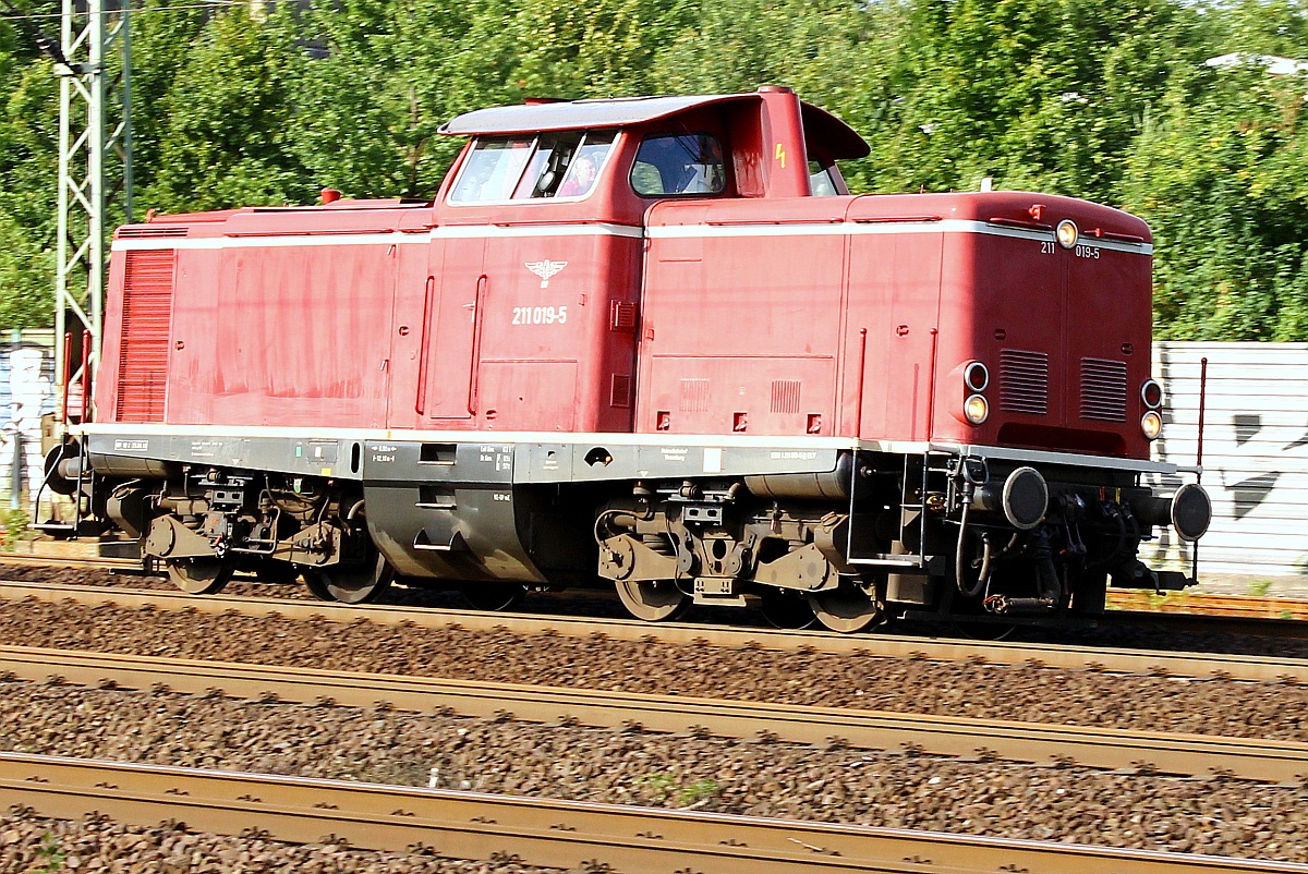 Die Vienenburger 211 019-5 in der vom Olli vorgeschlagenen Version  ohne Himmel  dieselt auch auf diesem Bild durch Hamburg-Harburg. 06.08.2013