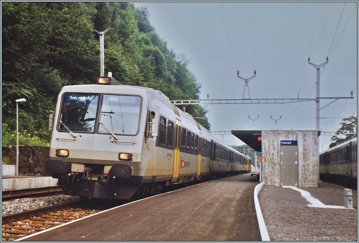 Die vier NPZ Prototypen erschienen in vier verschiedene Farbvarianen, hier die  Lichtgraue  mit den gelben Türen beim Halt in Flamatt.

Sommer 1987