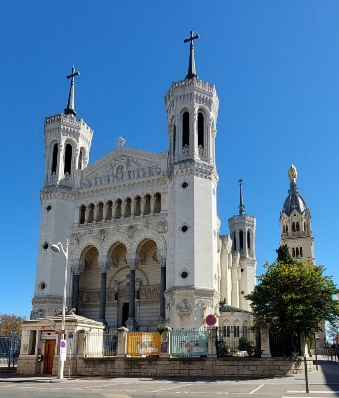 Die viertrmige Basilika Notre-Dame de Fourvire, daneben der Turm der alten Kapelle mit der goldenen Marienstatue. Notre-Dame de Fourvire ist eine rmisch-katholische Votiv- und Wallfahrtskirche auf dem Fourvire-Hgel in Lyon. Sie wurde ab 1872 erbaut und 1896 geweiht. Im Jahr darauf wurde sie in den Rang einer Basilica minor erhoben. Seit 1998 zhlt sie zusammen mit anderen historischen Sttten in Lyon zum UNESCO-Weltkulturerbe 20.09.2022 (Jeanny)