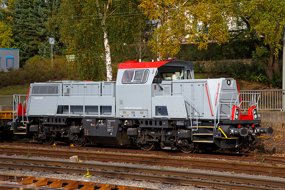 
Die Voith Gravita 10 BB 261 314-9 (99 80 1261 314-9 D-VTLT), ein Mietlok der Voith Lokomotivtechnik, ist am 15.10.2016 in Kreuztal abgestellt. 

Die Gravita 10 BB wurde 2013 von Voith in Kiel unter der Fabriknummer L04-10015 gebaut.