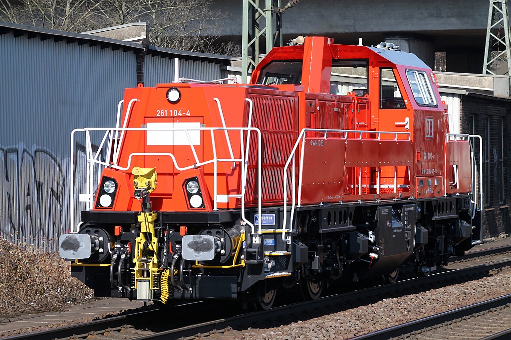 Die Voith Gravita 10BB 261 104-4(Rev/VTLT/20.03.2013)dieselte am 03.04.2013 gemütlich durch Hamburg-Harburg.