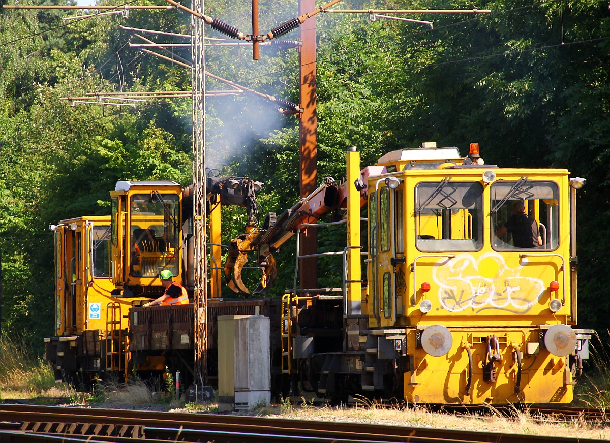 Die Vorbereitungen für die Schienen-Wechsel-Aktion im Grenzbahnhof Padborg laufen an, Banedanmark/Enterprise/Aarsleff Rail Trolje TR 210 und 220 dieselten heute Vormittag fleißig durch den Gbf und Pbf und verteilten neue Gleise(Bild 2). Padborg 11.07.2014