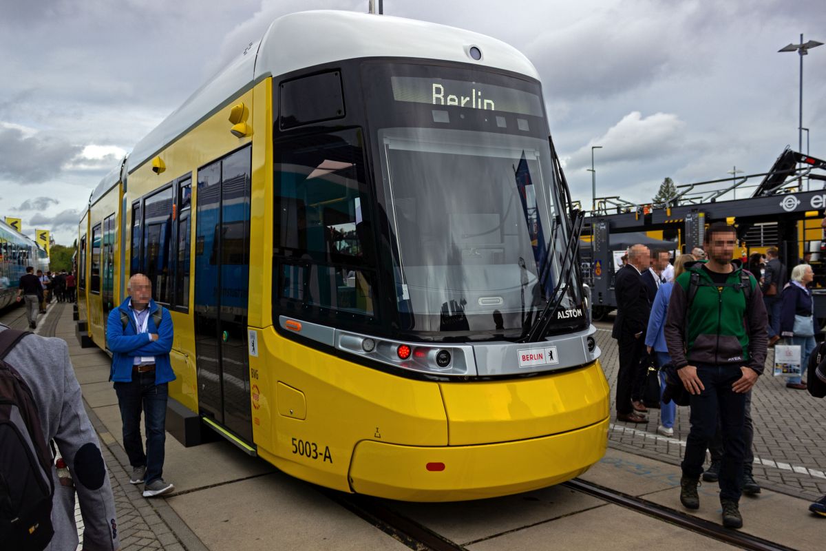 Die Vorserie der 50 Meter langen Flexity Berlin der zweiten Generation kommt nur langsam in Berlin an. Nachdem Wagen 5001 schon einige Monate auf dem Berliner Stra�enbahnnetz vorhanden, aber noch nicht einsetzbar. Auf der InnoTrans war mit Wagen 5003 ein weiteres Exemplar zu sehen.