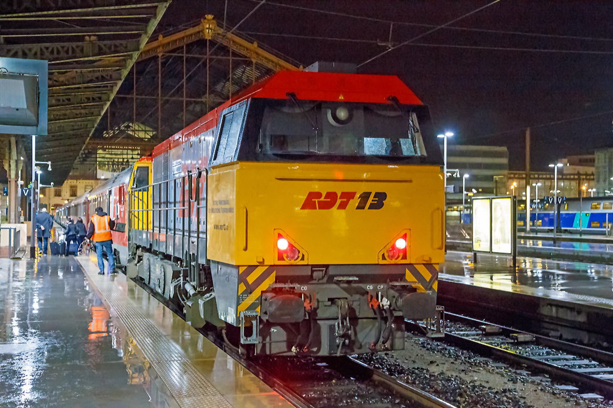 
Die Vossloh G 2000-3 BB der RDT 13 - Régie Départementale des Transports des Bouches du Rhône hängt am 24.03.2015, den kürzlich eingetroffenen Thello EC 159 / EC 160 Zug im Bahnhof Marseille St-Charles an den Haken.  

Die Lok ist eine Vossloh Mietlok (Vossloh Locomotives GmbH, Kiel-Friedrichsort) und wurde 2009 unter der Fabriknummer 5001551 gebaut. Sie trägt die NVR-Nummer 92 87 0002 021-9 F-VL. 
Hinweis: Die Aufnahme habe ich aus der Hand gemacht.
