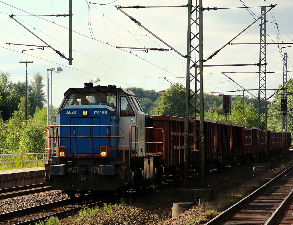 Die VPS 1702(MaK G 1700 BB, 277 102-0)dieselt hier langsam mit einem Eanos Ganzzug durch Schleswig. 10.08.2012