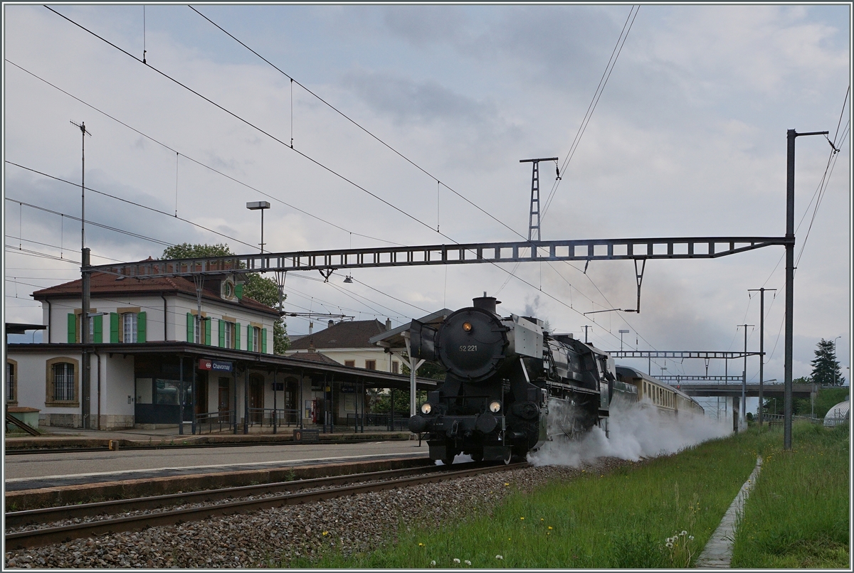 Die VVT 52 221 fährt mit ihrem Sonderzug zum Dampfbahnfestivla der Blonay Chamby Bahn recht schnel durch Chavornay. 
14. Mai 2016