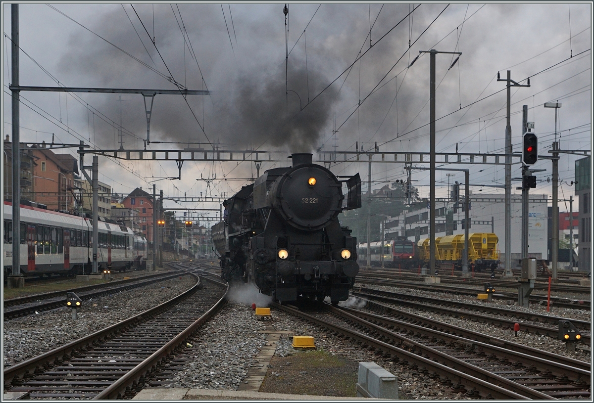 Die VVT (Vapeur Val de Travers) 52 221 beim Manöver in Neuchâtel. 
14. Mai 2016