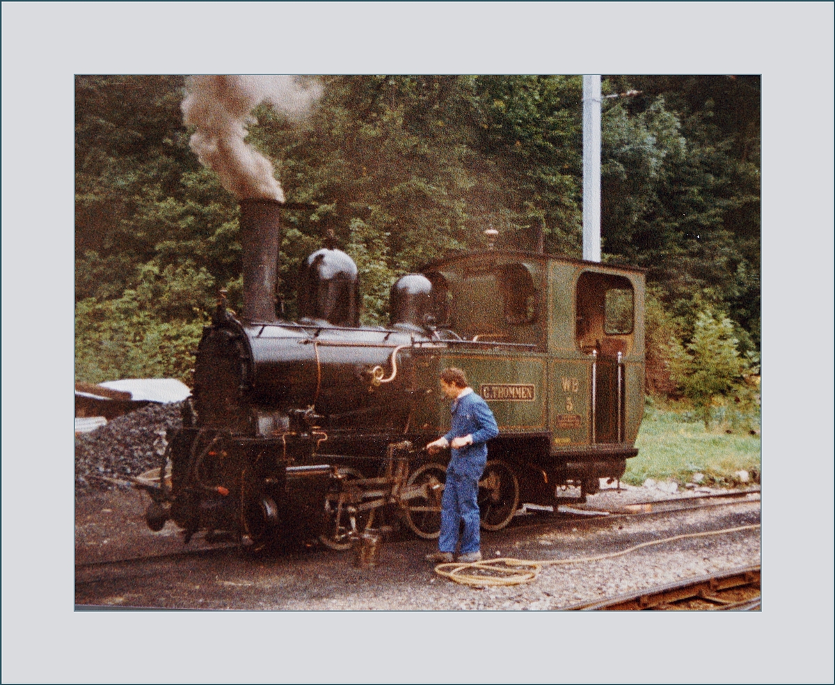 Die Waldenburger Bahn G 3/3 N° 5  G. Thommen  raucht in Waldenburg. 

Analogbild vom 26. Sept. 1981