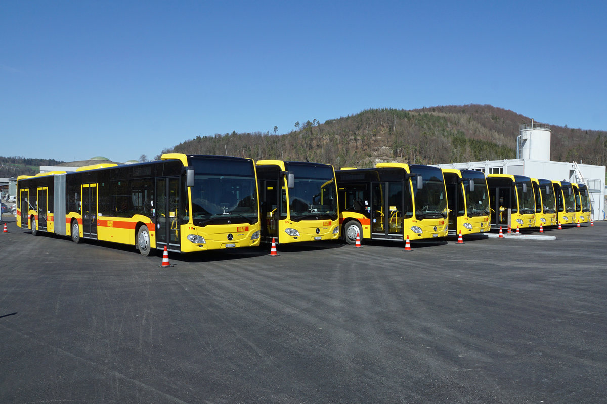 Die Waldenburgerbahn während dem grössten Umbruch ihrer erfolgreichen Geschichte. Wenige Tage vor der Einstellung des Schmalspurbetriebes sowie am ersten Tag danach. Schon am 31. März 2021 standen auf dem provisorisch erstellten Parkplatz bei Bad Bubendorf mehrere BLT Mercedes Citaro Gekenkbusse für den Bahnersatzdienst bereit. Die einmaligen Aufnahmen der BLT Busparade habe ich ausnahmsweise bei der Waldenburgerbahn eingestellt, da sie als kleiner Mosaikstein zum Jahrhundertereignis gehören. Seit der Umstellung auf Busbetrieb sind solche Aufnahmen nicht mehr möglich. Durch eine Einstellung bei den Bussen würde in diesem Fall die von mir gewollte Wirkung verloren gehen. Hier handelt es sich nur um die Vorbereitung und nicht um den tatsächlichen Ersatzbetrieb der in Zukunft zur Rubrik Busse gehören wird.
Foto: Walter Ruetsch 