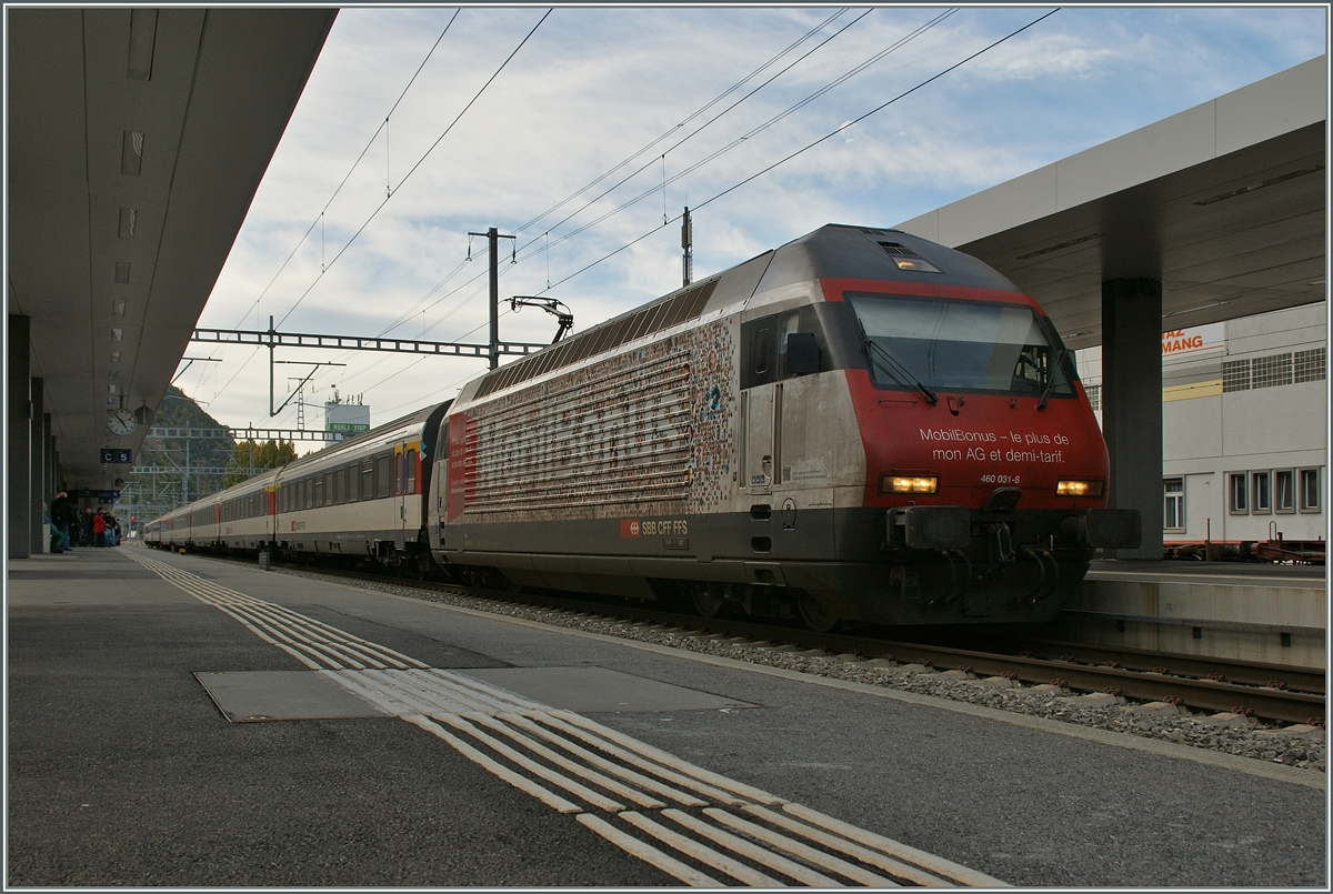 Die Werbelok Re 460 031-6 verbreitet mit ihrem  Farbgebung  einen Hauch ICE...
Visp, den 21.10.2013