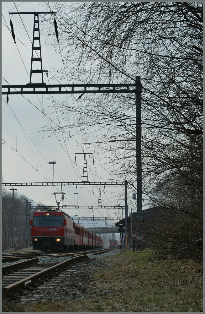 Die werbelose RhB Ge 4/4 III 644 mit einem Albulaschnellzug in Felsberg.
15.Mrz 2013