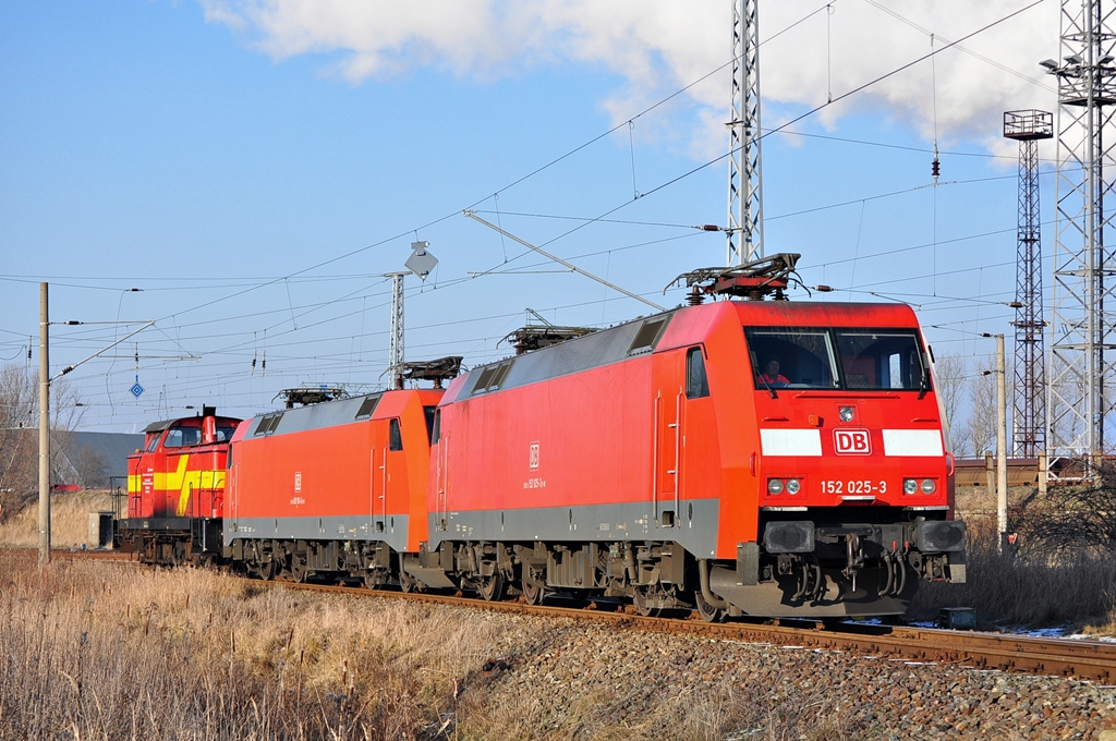 Die Werklok 1 des Bw Rostock-Seehafen rangiert am 26.01.2014 die 152 025 und die 152 153 in die Werkstatt.