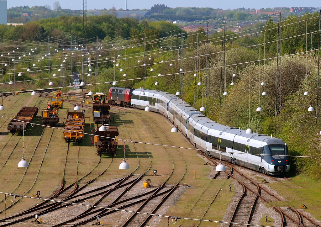 Die Werks-MZ 1401 rangiert hier mit 3 IC4 Triebzügen aus dem Sicherheitsbereich an Baufahrzeugen vorbei und später in das IC4-Werk in Aarhus. 28.04.2011