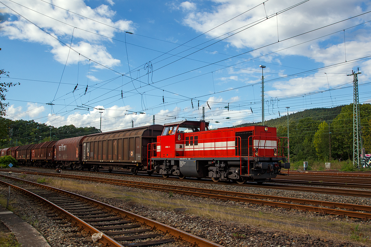 Die Westerwaldbahn WEBA 5 - 211 177-1 (92 80 1211 177-1 D-WEBA), eine On Rail DH 1004 (Umbau aus V 100.10), erreicht am 18.09.2015 mit einem Übergabe-Güterzug Betzdorf/Sieg und stellt gleich im Rbf ab.

Die Ursprungslok ist die DB V 100 1177 (ab 1968 DB 211 177-1) welche 1961 von Henschel unter der Fabriknummer 30526 gebaut wurde. 1999 erfolgte der Umbau durch Vossloh im Werk Moers nach dem Konzept von On Rail mit Serienteilen der Type G1205 unter Verwendung von Rahmen und Drehgestellen in die DH 1004, die neue Fabriknummer ist DH 1004 / 2. Rahmen und Drehgestellen sind noch die alten von der V 100, darüber ist alles neu. 1999 ging die Lok an die WEBA - Westerwaldbahn des Kreises Altenkirchen GmbH (Steinebach-Bindweide) als WEBA Lok 5. Nach der Einstellung des Güterverkehrs der WEBA wurde die Lok an die CCW - Captrain Deutschland CargoWest GmbH (Gütersloh) und wird dort als CCW V 148 (92 80 1211 177-1 D-CCW) geführt.

Als im Zuge der Bahnreform in Deutschland zunehmend Bedarf an kostengünstigen Diesellokomotiven bestand, entwickelte die Firma OnRail aus Mettmann ein Umbaukonzept. Als Basis diente ein Fahrwerk der bewährten DB-Baureihe V100.10, von der Rahmen, Getriebe und Drehgestelle übernommen wurden. Die Aufbauten inklusive Dieselmotor und sonstiger technischer Ausrüstung entstanden in Anlehnung an die MaK G1205 neu. Die Lok richtet sich in erster Linie an Regionalbahnen mit mittleren Zuglasten. Für Bahnen mit umfangreichem Rangierdienst ist die Lok wegen ihres recht alten Getriebes weniger geeignet.

Im Deutschen Fahrzeugeinstellungsregister wurde für diese Fahrzeuge die Baureihennummer 98 80 1209 vergeben, die auch die sechs Loks anderer Betreiber haben, die beiden Loks der WEBE (5 und 7) hatten die alten NVR-Nummern 92 80 1211(177-1 bzw. 274-6) behalten.
Alle 8 Loks vorhandenen, sechs nun bei der CCW.

TECHNISCHE DATEN:
Anzahl der umgebauten Loks: 8
Spurweite: 1.435 mm (Normalspur)
Achsformel: B'B'
Länge über Puffer : 12.100 mm
Drehzapfenabstand:  6.000 mm
Achsstand im Drehgestell:  2.200 mm
Raddurchmesser neu : 950 mm
größte Breite: 3.115 mm
Gewicht der Lok: 72 t
Höchstgeschwindigkeit: 100 km/h
Dieselmotor: MTU 12V396 TO14
Motorleistung: 1.030 kW( 1.400 PS)
Motornenndrehzahl: 1.630 U/min
Getriebe: Voith L216rs
Höchstgeschwindigkeit: 100 km/h
Kraftstoffvorrat: 2.500 l