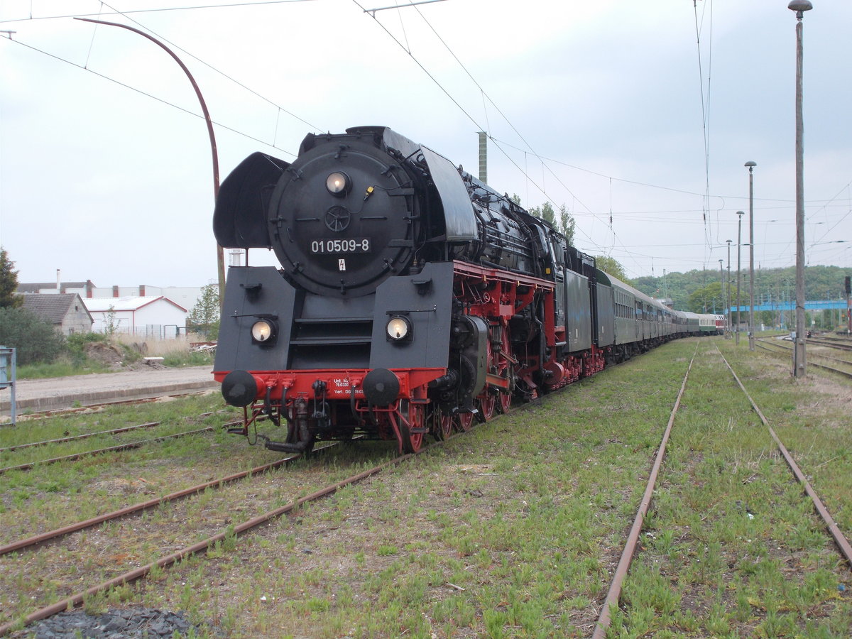Die wohlverdiente Pause von 01 0509 wurde,am 21.Mai 2016,auf der Ladestraße in Bergen/Rügen gehalten.