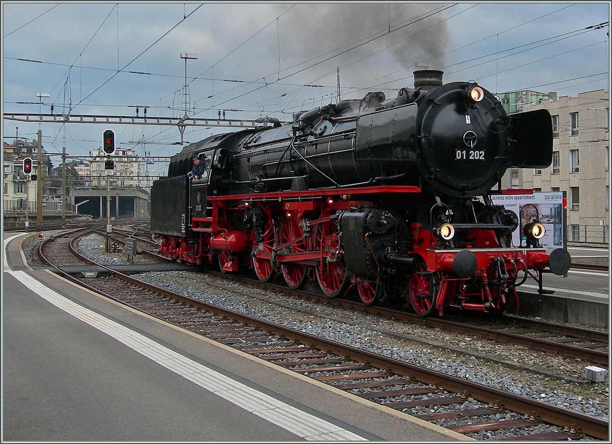 Die wunderschöne 01 202 bei einer Rangierfahrt (Zug umfahren) in Lausanne. 
6. Dez. 2014