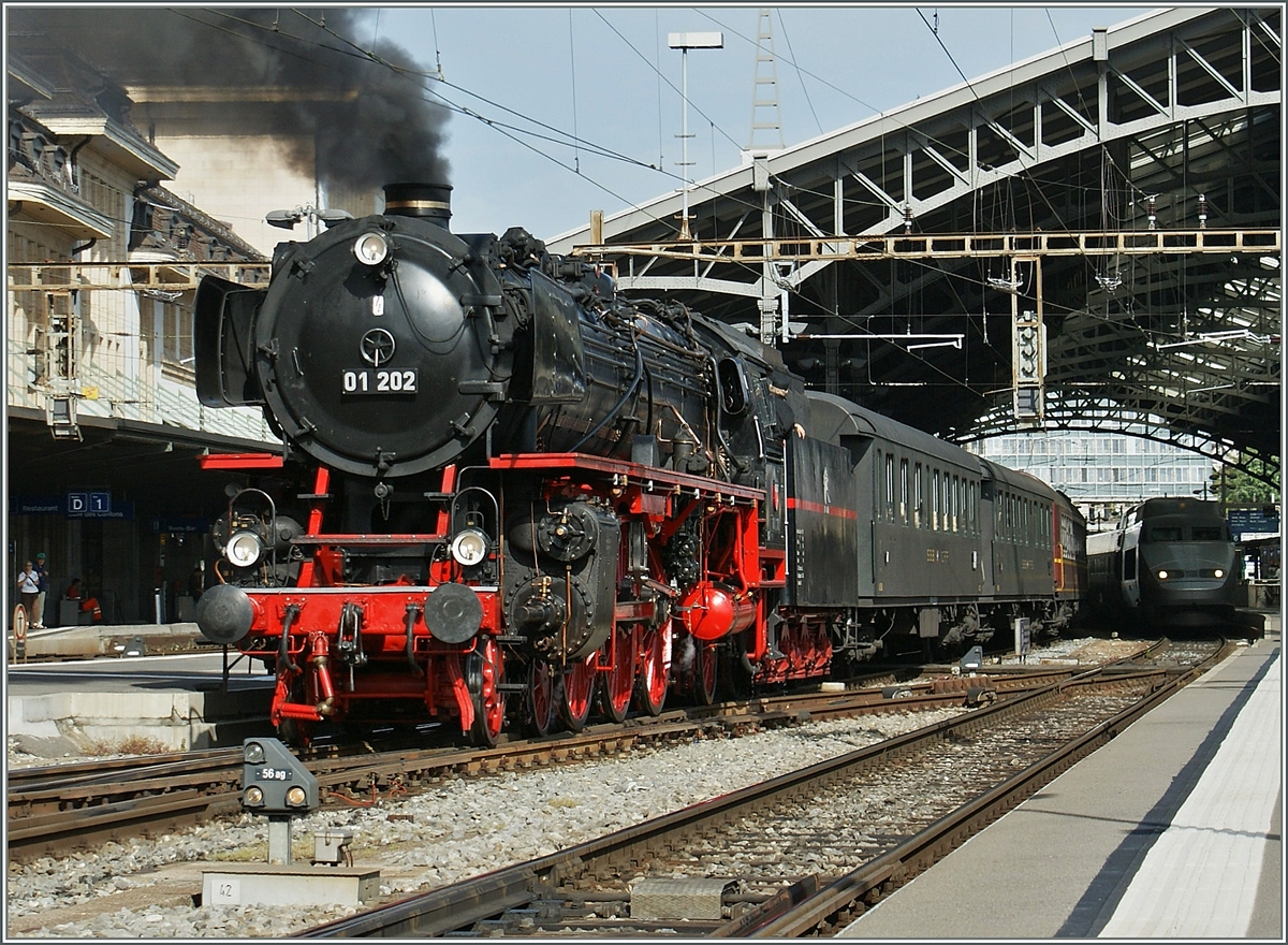 Die wunderschne 01 202 in Lausanne. Bemerkenswert: Der Zug im Hintergrund ist bereist Geschichte, da verschrottet.
24. Mai 2009